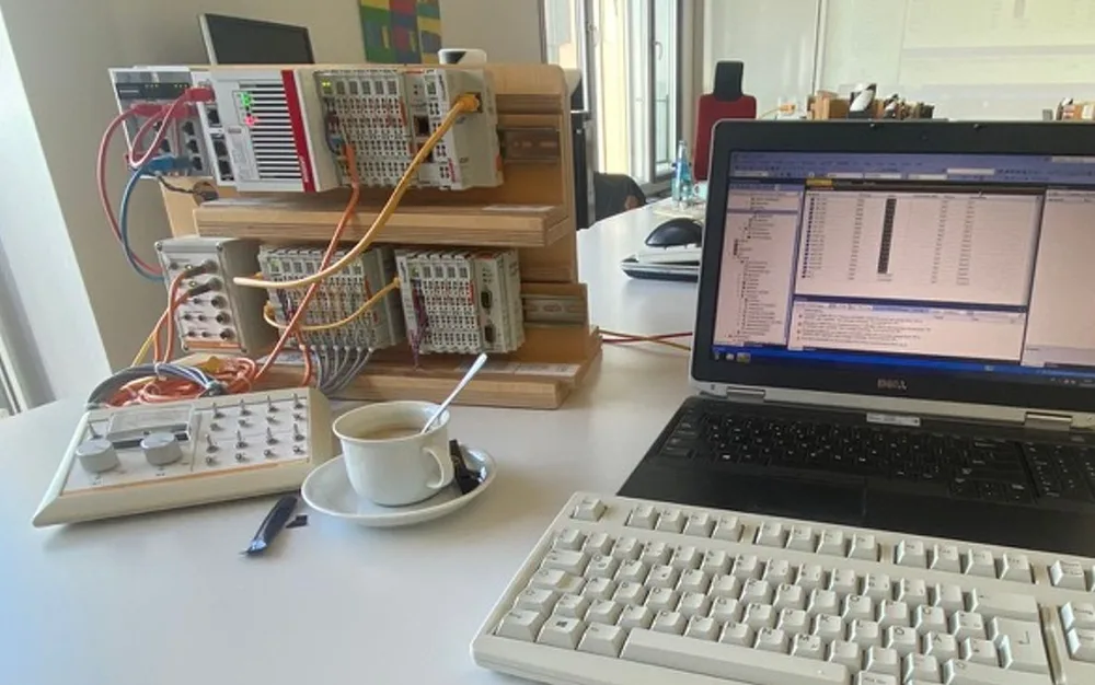 Beckhoff training setup with bus terminals, simulation panel and TwinCAT laptop